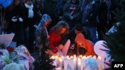Populares juntaram-se no memorial as vítimas do assassinio em massa na Escola Sandy Hook em Newtown no Connecticut