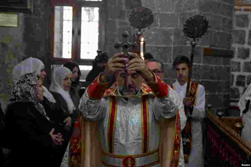 Suriya xristiyanlari bayram ibodatida. Diyarbakir, Turkiya.&nbsp;