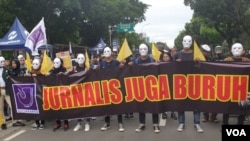 Jurnalis dan pers mahasiswa ikut ambil bagian dalam aksi "May Day 2019" di Jakarta Pusat 1/5 (VOA/Sasmito).