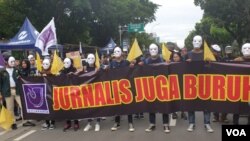 Jurnalis dan pers mahasiswa ikut ambil bagian dalam aksi "May Day 2019" menuntut dihentikannya kekerasan terhadap wartawan, dalam aksi di Jakarta (VOA/Sasmito).