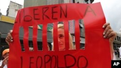 Lilian Tintori, istri tokoh oposisi Venezuela Leopoldo Lopez, dalam protes yang menuntut pembebasan suaminya di Karakas, Venezuela. (AP/Ariana Cubillos)