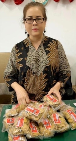 Linda Campbell di tokonya dengan dagangannya, temulawak impor dari Indonesia (foto: courtesy).