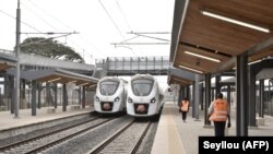 Trains express régionaux de Dakar dans une gare le 22 décembre 2021. 