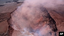 Dalam foto ini dirilis oleh Survei Geologi AS, abu vulkanik terlihat mengepul dari kawah Puu Oo, gunung berapi Kilaueaa, di Taman Nasional Gunung Api Hawaii, 3 Mei 2018. 