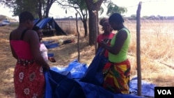 Displaced farm workers staying along the road from Harare to Bulawayo in Chegutu, Zimbabwe, Oct. 8, 2013. (Sebastian Mhofu for VOA)