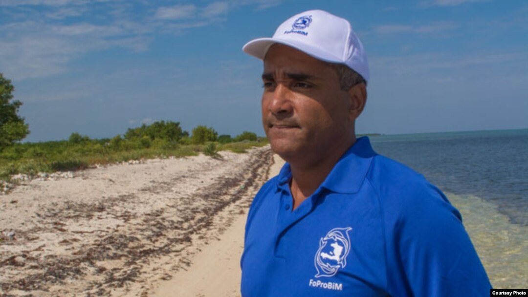 Jean Wiener en una playa en la costa noroeste de Haití, cerca del área protegida en Bahía Caracol.
