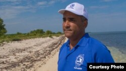 Jean Wiener en una playa en la costa noroeste de Haití, cerca del área protegida en Bahía Caracol.
