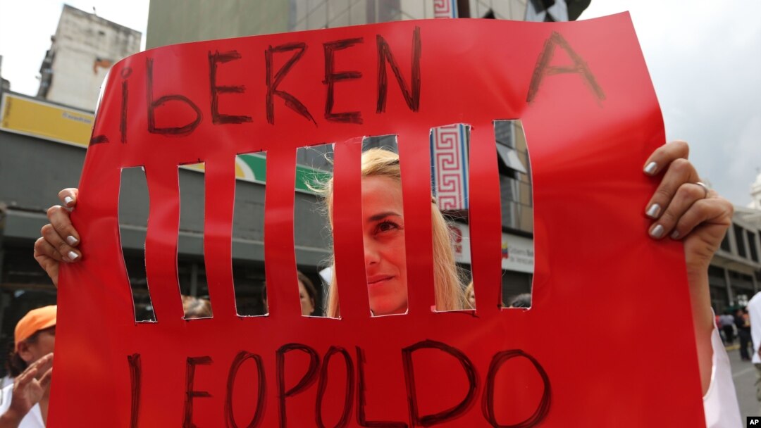 Lilian Tintori, istri tokoh oposisi Venezuela Leopoldo Lopez, dalam protes yang menuntut pembebasan suaminya di Karakas, Venezuela. (AP/Ariana Cubillos)