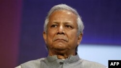 Ông Mohammad Yunus, người sáng lập ngân hàng Grameen cung cấp các khoản vay nhỏ cho người nghèo giúp họ có thể tự lực về tài chính