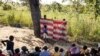 Des enfants regardent un spectacle de marionnettes qui vise à guérir les enfants déplacés qui ont été témoins d'atrocités dans le nord du Mozambique, dans un camp de déplacés à Metuge le 21 mai 2021.