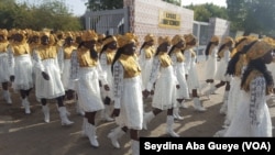 Les majorettes de Kennedy quuitte leur lycée pour rejoindre la place de la nation ce 4 avril à Dakar, Sénégal. (VOA/Seydina Aba Gueye)