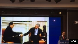 Dengan latar belakang foto ia bersalaman dengan Presiden Barack Obama, Presiden Joko Widodo berbicara dalam forum di Brookings Institution, Washington. (foto: Priyo Pujiwasono)