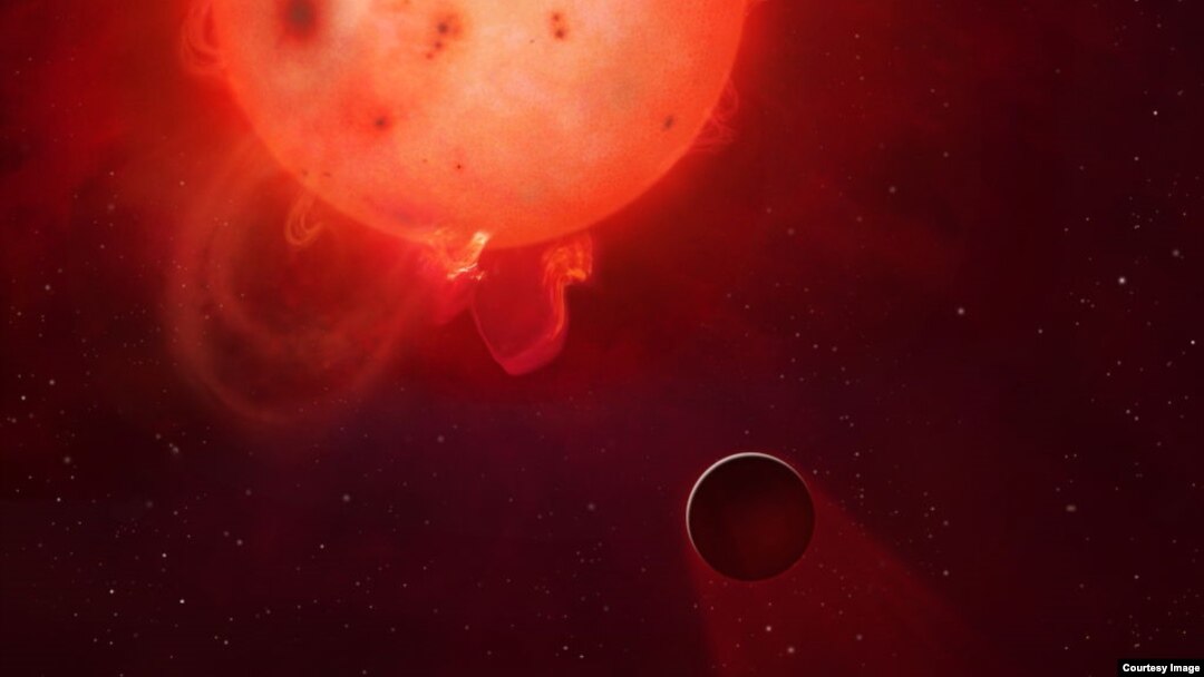 Planet Kepler-438b di foto ini terlihat berada di depan mataharinya. Planet tersebut secara regualr terkena badai matahari yang menghasilkan radiasi, yang bisa menyebabkan planet tersebut tak bisa dihuni. Atmosfer planet tersebut terlihat terkikis di gambar ini.