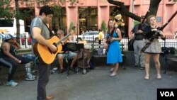 Bassoonists gave an impromptu outdoor concert in New York’s Washington Square Park. (Gail Wein/VOA)