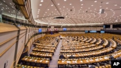 Les députés européens assistent à une séance plénière au Parlement européen à Bruxelles, le 25 février 2015.