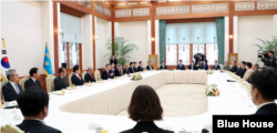 문재인 한국 대통령이 12일 청와대에서 열린 남북정상회담 원로자문단과의 오찬 간담회에서 발언하고 있다.