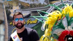 Ricky Martin, gran mariscal del Desfile Nacional del Día de Puerto Rico, mira hacia los espectadores, el domingo 9 de junio de 2019, en Nueva York. Photo: AP.