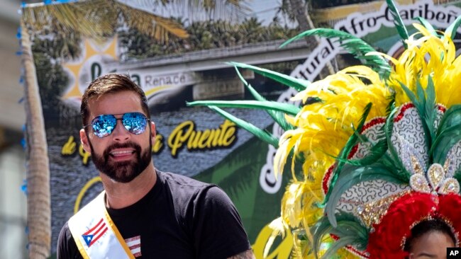 Ricky Martin, gran mariscal del Desfile Nacional del Día de Puerto Rico, mira hacia los espectadores, el domingo 9 de junio de 2019, en Nueva York. Photo: AP.