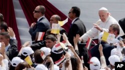 L’arrivée du pape François au stade où se sont assemblés des milliers des fidèles pour une messe au Caire, Egypte, 29 avril 2017