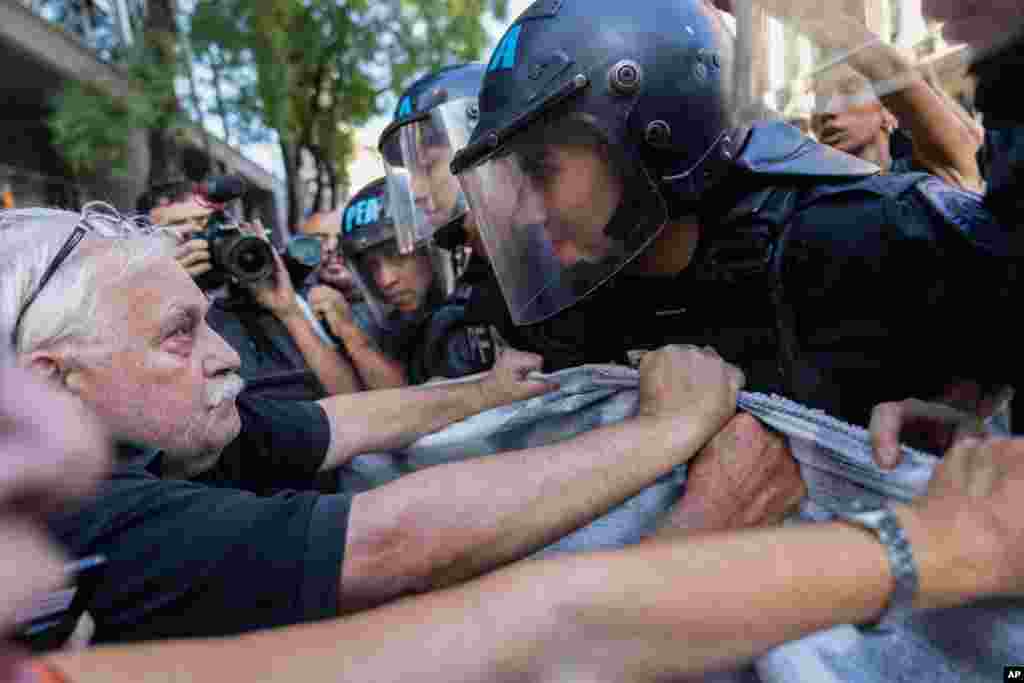 Policías antimotines y jubilados se enfrentan en una calle durante una protesta para la mejora de las pensiones, en Buenos Aires, Argentina, el 19 de febrero de 2025.