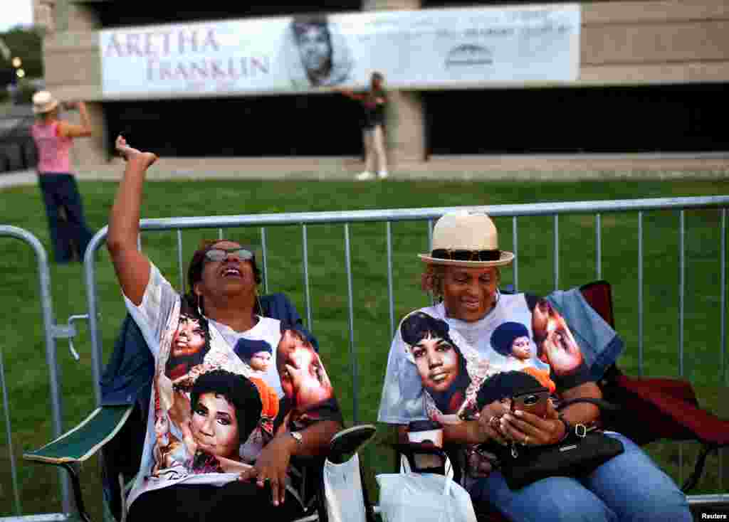 People wait in line outside the Charles H. Wright Museum of African American History where the late singer Aretha Franklin will lie in state for two days of public viewing in Detroit, Michigan, Aug. 28, 2018.