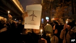 مردم به یاد قربانیان پرواز سرنگون شده خطوط هوایی اوکراین در مقابل دانشگاه امیرکبیر در تهران شمع روشن کردند. بعضی از قربانیان دانشجو بودند. ۱۱ ژانویه ۲۰۲۰