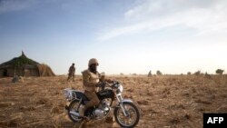 Un soldat de l'armée du Burkina Faso, patrouille à moto Burkina Faso, le 9 novembre 2019. (Photo d'Archives)