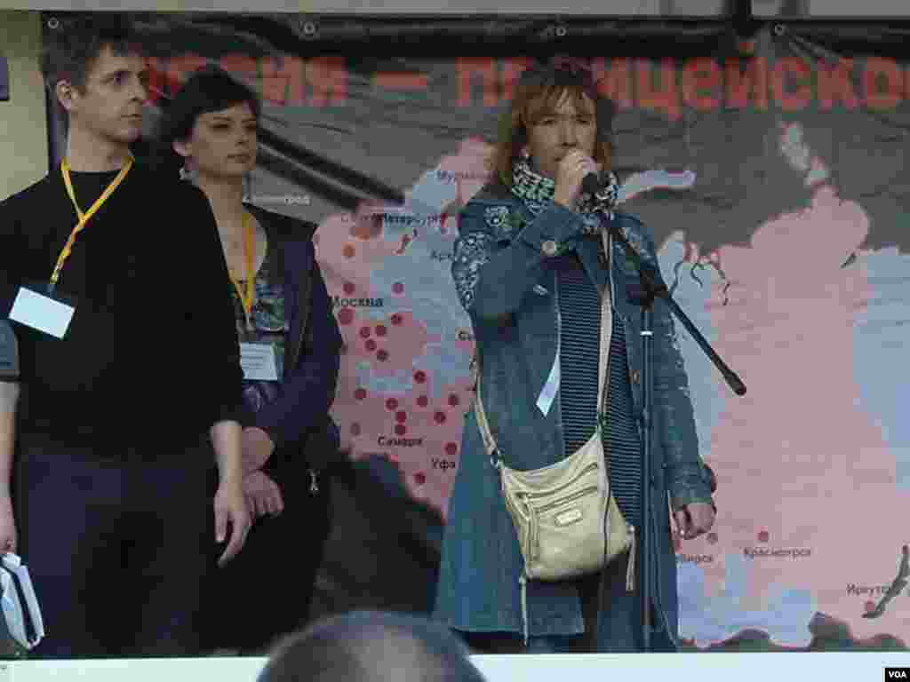 人权人士卡列里尼科娃在4月17日莫斯科支持纳瓦里内集会上演讲，她后面的幕布是俄罗斯政治迫害地图。（美国之音白桦拍摄）