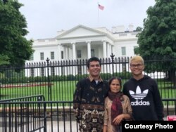 Robinson Sinurat bersama orang tuanya di depan Gedung Putih, Washington, D.C. (Dok: Robinson Sinurat)