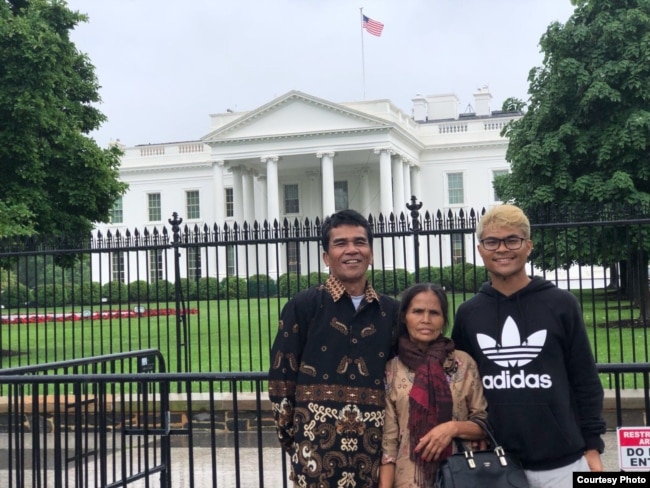 Robinson Sinurat bersama orang tuanya di depan Gedung Putih, Washington, D.C. (Dok: Robinson Sinurat)