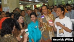 Presiden Joko Widodo usai mendampingi seorang warga miskin mengurus Kartu Keluarga Sejahtera di Kantor Pos Pasar Baru, Jakarta, Senin 3 November 2014 (Foro: VOA/Andylala)