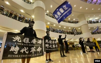 香港逾万人金钟排队献花悼念反送中运动首名抗争者逝世一周年