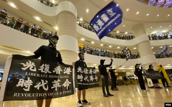 大批身穿黑衣黑裤的示威者6月15日晚在金钟太古广场内挥舞香港独立的旗帜及高呼口号。 (美国之音/汤惠芸)