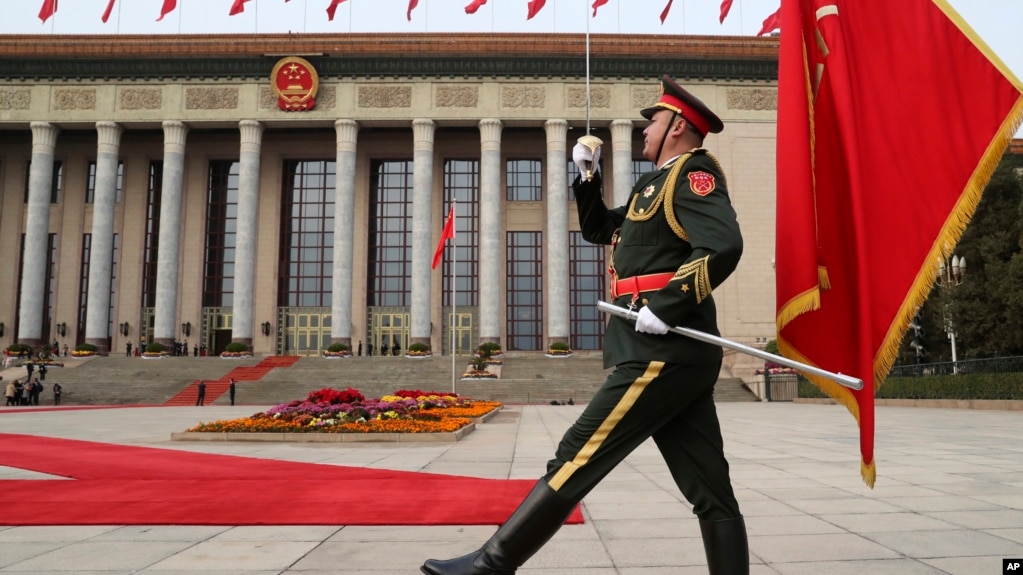 资料照：中国军队仪仗队在北京人大会堂前举行欢迎美国总统特朗普访华的仪式。（2017年11月9日）(photo:VOA)