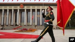 资料照：中国军队仪仗队在北京人大会堂前举行欢迎美国总统特朗普访华的仪式。（2017年11月9日）