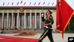資料照：中國軍隊儀仗隊在北京人大會堂前舉行歡迎美國總統特朗普訪華的儀式。 （2017年11月9日） 