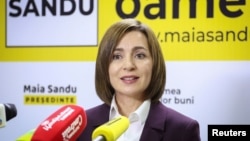 La nouvelle présidente de la Moldavie Maia Sandu, lors d'une conférence de presse à Chisinau le 16 novembre 2020, au lendemain de sa victoire au second tour de l'élection présidentielle. (REUTERS/Vladislav Culiomza)