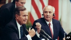 지난 1990년 9월 조지 H. W. 부시(왼쪽) 당시 미국 대통령과 소련지도자 미하일 고르바초프가 핀란드 헬싱키에서 공동 기자회견을 진행하고 있다. 