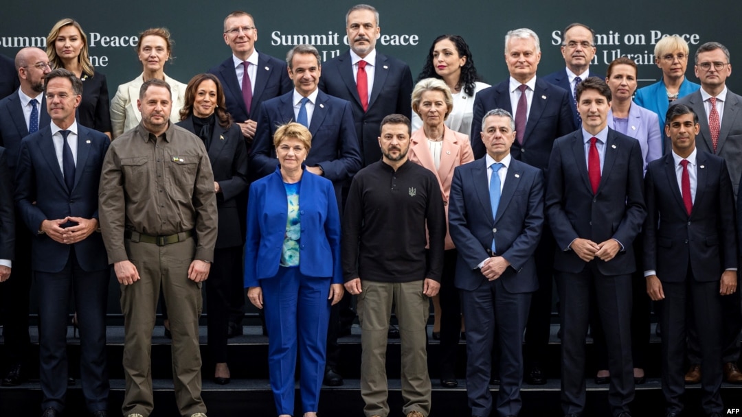 Tổng thống Ukraine Volodymyr Zelenskyy chụp ảnh cùng một số lãnh đạo các nước tham dự Hội nghị Thượng đỉnh Hòa Bình ở Thụy Sĩ.