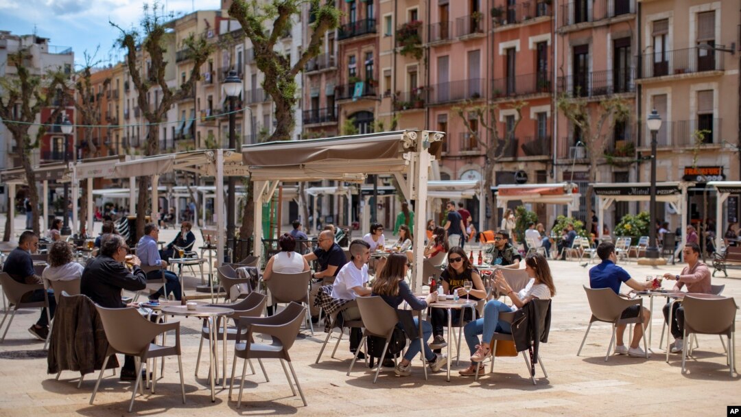 Para pelanggan duduk dan menikmati minuman mereka di Tarragona, Spanyol, 11 Mei 2020. 
