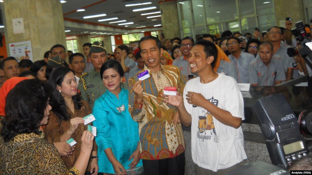 Presiden Joko Widodo usai mendampingi seorang warga miskin mengurus Kartu Keluarga Sejahtera di kantor pos Pasar Baru, Jakarta (3/11). (Foro: VOA/Andylala)