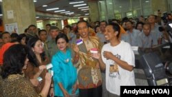 Presiden Joko Widodo usai mendampingi seorang warga miskin mengurus Kartu Keluarga Sejahtera di kantor pos Pasar Baru, Jakarta (3/11). (Foro: VOA/Andylala)