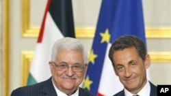 French President Nicolas Sarkozy (r) after a meeting with Palestinian President Mahmoud Abbas at the Elysee Palace in Paris, 27 Sept. 2010