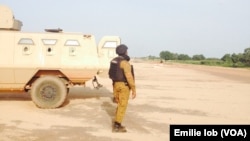 Un soldat de l'armée burkinabè aux côtés d'un véhicule blindé à Ougadougou, 29 septembre 2015