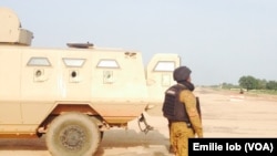 Un soldat burkinabè devant le palais présidentiel, Ouagadougou, le 29 septembre 2015.