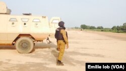 Un militaire près d’un véhicule blindé à Ouagadougou, Burkina, 29 septembre 2015.