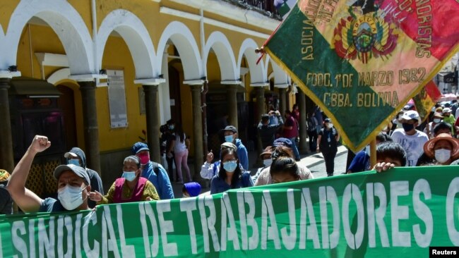 Manifestantes protestan contra el presidente boliviano Luis Arce en Cochabamba el 21 de octubre de 2021 en rechazo a una ley que daría al gobierno el poder para investigar los ingresos de la población.