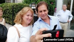 El presidente electo de Uruguay Luis Lacalle Pou se saca fotos con el público antes de su toma de posesión prevista para el domingo, 1 de marzo de 2020.