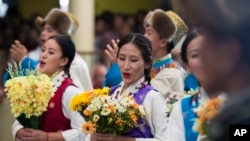 在流亡藏人聚居的印度達蘭薩拉，藏族歌手在歡迎美國議員代表團的儀式上唱歌（2017年5月10日）。