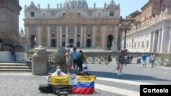 Los dos venezolanos en huelga de hambre en El Vaticano aspiran a que el Papa los reciba.